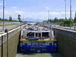 KFGS MONARCH PRINCESS ENI 02331194, wird in der Schleuse Vogelgr�n/Elsa� rheinaufw�rts geschleust, Mai 2026