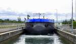 TMS SASKIA REICH ENI 04813550, rheinabw�rts bei der Einfahrt in die Schleuse Vogelgr�n/Elsa�, April 2026