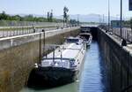 GMS CREDO ENI 06000302, wird in der Schleuse Vogelgr�n/Elsa� rheinabw�rts geschleust