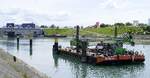 Arbeitsschiff SARS 50, ankert vor der Staustufe Vogelgr�n/Elsa�,