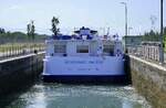 KFGS REMBRAND VAN RIJN ENI 02319818, wird in der Schleuse Vogelgr�n/Elas� rheinaufw�rts geschleust, Mai 2026