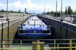 GMS ROXY ENI 02336158, wird in der Schleuse Vogelgr�n/Elsa� rheinabw�rts geschleust, Mai 2026