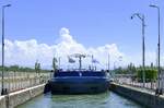 GMS ROXY ENI 02336158 rheinabw�rts bei der Einfahrt in die Schleuse Vogelgr�n/Elsa�, Mai 2026