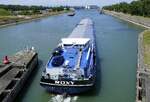 GMS ROXY ENI 02336158, verl��t die Schleuse Vogelgr�n/Elsa� rheinabw�rts, Mai 2026
