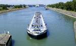 TMS JUSTINE ENI 04803290, rheinaufw�rts bei der Einfahrt in die Schleuse Vogelgr�n/Elsa�, Mai 2026