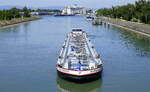 TMS DORDRECHT ENI 02335652, rheinaufw�rts bei der Einfahrt in die Schleuse Vogelgr�n/Elsa�, Mai 2026