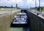 TMS JUSTINE ENI 04803290, wird in der Schleuse Vogelgr�n/Elsa� rheinaufw�rts geschleust, Mai 2026