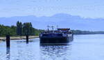 TMS RAVENNA ENI, rheinabw�rts in Warteposition vor der Staustufe Vogelgr�n/Elsa�, Mai 2026