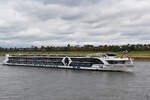 Das 135 Meter lange Luxus-Flusskreuzfahrtschiff RIVIERA RESPLENDENCE (ENI: 07002277) wurde 2026 gebaut und ist hier Anfang September 2026 auf dem Rhein bei D�sseldorf zu sehen.