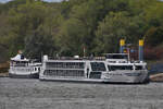 Das Flusskreuzfahrtschiff OSCAR WILDE (ENI: 07002066) und das Fahrgastschiff RIVERSTAR (ENI: 04034020) warten hier Anfang September 2026 in D�sseldorf auf den n�chsten Einsatz.