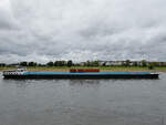 Das mit wenigen Containern beladene G�termotorschiff IVERNA (ENI: 02331998) bef�hrt den Rhein, so gesehen Anfang September 2025 in D�sseldorf.