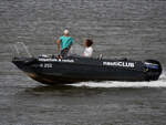 Das Motorboot DU-N 252 "fegte" Anfang September 2026 in D�sseldorf �ber den Rhein.