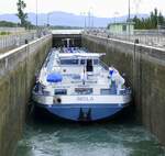 TMS IMOLA ENI 02332232, wird in der Schleuse Vogelgr�n/Elsa� rheinaufw�rts geschleust, Juni 2026