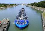 TMS SALACIA ENI 02338795, rheinaufw�rts bei der Einfahrt in die Schleuse Vogelgr�n/Elsa�, Mai 2026