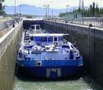 TMS SALACIA ENI 02338795, wird in der Schleuse Vogelgr�n/Elsa� rheinaufw�rts geschleust, Mai 2026
