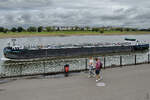 FLORA (ENI: 02340430) ist ein Tankmotorschiff, welches hier Anfang September 2026 in D�sseldorf unterwegs war.