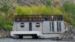 Dieses Hausboot lag Anfang September 2026 etwas abseits am D�sseldorfer Robert-Lehr-Ufer.