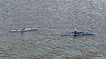 Zwei Paddler sind hier auf dem Rhein zu sehen. (D�sseldorf, September 2026)