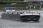 Der Tanker RP K�LN (ENI: 02340984) wurde im Jahr 2025 gebaut und ist hier im September 2026 bei seiner Fahrt durch D�sseldorf zu sehen.