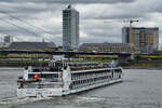 Das 135 Meter lange Luxus-Flusskreuzfahrtschiff RIVIERA RESPLENDENCE (ENI: 07002277) wurde 2026 gebaut und ist hier Anfang September 2026 auf dem Rhein in D�sseldorf unterwegs.