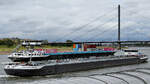 Die Binnenschiffe SAILING PEARL (ENI: 02337802) und LETITIA (ENI: 02340402) begegnen sich auf dem Rhein, so gesehen Anfang September 2026 in D�sseldorf.