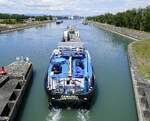 KV CAMARO V ENI 02327014, verl��t die Schleuse Vogelgr�n/Elsa� rheinabw�rts, Juni 2026