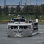 Das 135 Meter lange Luxus-Flusskreuzfahrtschiff RIVIERA RESPLENDENCE (ENI: 07002277) wurde 2026 gebaut und ist hier Anfang September 2026 auf dem Rhein in D�sseldorf unterwegs.