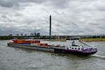 Das mit Containern beladene Binnenschiff JO-AN (ENI: 02333510) befuhr Anfang September 2026 den Rhein in D�sseldorf.