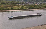 Das G�termotorschiff Bavaria 52 war am 20.09.2026 nahe Boppard auf dem Rhein in Richtung K�ln unterwegs.