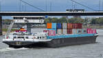 Nachschuss auf das mit Containern beladene Binnenschiff LETITIA (ENI: 02340402), welches Anfang Mai 2026 den Rhein in D�ssendorf befuhr.