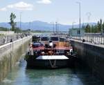 GMS ELBIA ENI 04801200, wird in der Schleuse Vogelgr�n/Elsa� rheinaufw�rts geschleust, Juni 2026