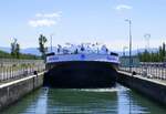 TMS DIEKIRCH ENI 02341012, wird in der Schleuse Vogelgr�n/Elsa� rheinabw�rts geschleust, Juni 2026
