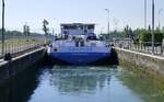 TMS GRACIAS ENI 04812270, wird in der Schleuse Vogelgr�n/Elsa� rheinaufw�rts geschleust, Juni 2026