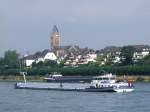 VPEESVYK passiert gerade Engers Stromabwrts, mit der Pfarrkirche St. Martin im Hintergrund; 080827