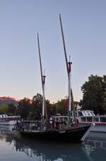 Im letzten Abendlicht kehrt der 2 Mastsegler Espérance lll, an die Anlegestelle nahe Annecy zurück.