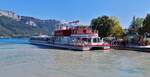 Restaurantschiff „LIBELLULE“, hat auf dem See von Annecy gewendet und fährt Rückwärts an den Anleger, wegen dem Aktuellen niederigem Wasserstand des Sees, wirbeln die