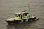 Ein kleines Boot mit einem langen Namen: Nina MacKay II  Das kleine Polizeiboot machte am 19.03.2014 in London nahe der Tower Bridge auf der Themse seine Patrouille Fahrt.