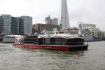 Rundfahrtschiff  Millenium Diamond  legt am 20.03.2014 gerade an den Piers am Tower in London an. Mit diesem Schiff fuhr ich anschließend auf der Themse bis nach Greenwich und wieder zurück.