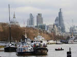 Die Arjan und Gesellschaft mit weitere Schiffen am Temple Pier zwischen der Waterloo- und der Blackfriars-Bridge.