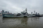 Seitlicher Blick auf den Kreuzer HMS Belfast in London.