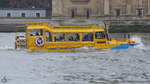 In London werden ehemalige amphibische Truppentransporter GMC DUKW für Rundfahrten eingesetzt. Im Bild die Titania unterwegs auf der Themse. (März 2013)