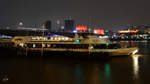 Das Ausflugsschiff  Silver Sturgeon  liegt im Mrz 2013 am Savoy Pier in London.