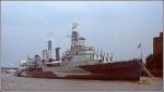 Die HMS Belfast liegt heute als Museumsschiff auf der Themse in London. 1939 in Dienst gestellt war sie whrend des 2. Weltkrieges der grte Leichte Kreuzer der Royal Navy. 1965 wurde sie auer Dienst gestellt. Die HMS Belfast ist 187 m lang und hatte eine Besatzung von 750 - 850 Mann. Ihre vier dampfgetriebenen Turbinen erzeugten eine Leistung von zusammen 80.000 PS, mit der sie bis zu 32 kn schnell war. Scan eines Dias aus dem August 1995.