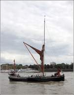 Die ARDWINA ist eine ehemalige hölzerne Themse-Barge mit einer Länge von 25,91 m, einer Breite von 6,43 m und einem Tiefgang von 1,95 m. Hier ist sie am 09.06.2019 auf der Themse in ihrem Heimathafen London unterwegs.