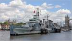 Die HMS Belfast liegt als Museumsschiff auf der Themse in London. 1939 in Dienst gestellt war sie während des 2. Weltkrieges der größte Leichte Kreuzer der Royal Navy. 1965 wurde sie außer Dienst gestellt. Die HMS Belfast ist 187 m lang und hatte eine Besatzung von 750 - 850 Mann. Ihre vier dampfgetriebenen Turbinen erzeugten eine Leistung von zusammen 80.000 PS, mit der sie bis zu 32 kn schnell war. 06.06.2019