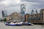 Bunkerboote an ihrer Station auf der Themse in der Nähe der Tower Bridge. 09.06.2019