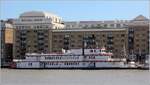 Die 1968 gebaute DIXIE QUEEN (IMO 8958007) liegt vor Butlers Wharf auf der Themse in London. Sie ist 56,10 m lang und 11,74 m breit. Sie wird als Event- und Restaurantschiff für bis zu 620 Passagiere eingesetzt. 06.06.2019