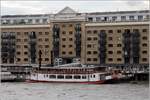 Die ELIZABETHAN ist ein Nachbau eines Mississippi-Raddampfers der 1890er Jahre und wird als Restaurantschiff für bis zu 235 Passagiere genutzt. Hier liegt sie am 09.06.2019 in ihrem Heimathafen London vor Butlers Wharf auf der Themse.
