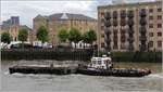 Der 14m lange Schlepper PUNISHER schiebt einen Ponton die Themse in London hinab. 09.06.2019