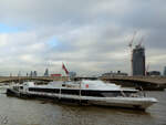 Das Fahrgastschiff SILVER STURGEON hat Anfang Februar 2015 in London am Savoy Pier festgemacht.